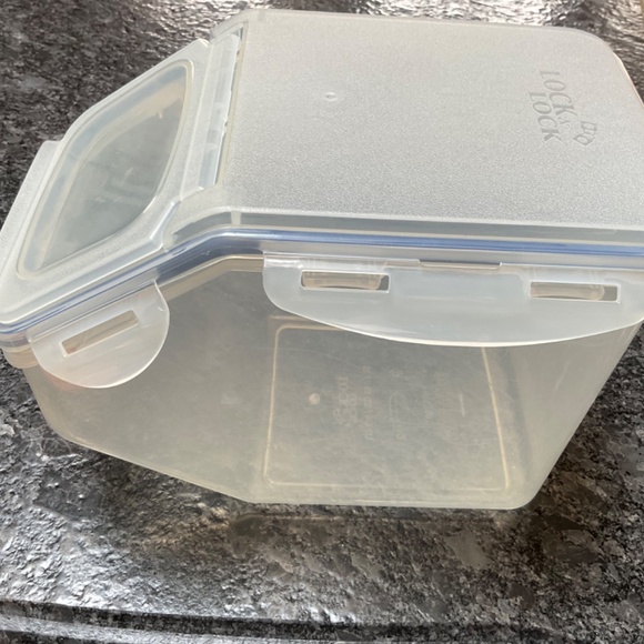 Lock and lock storage containers set of three slightly used - Picture 3 of 4